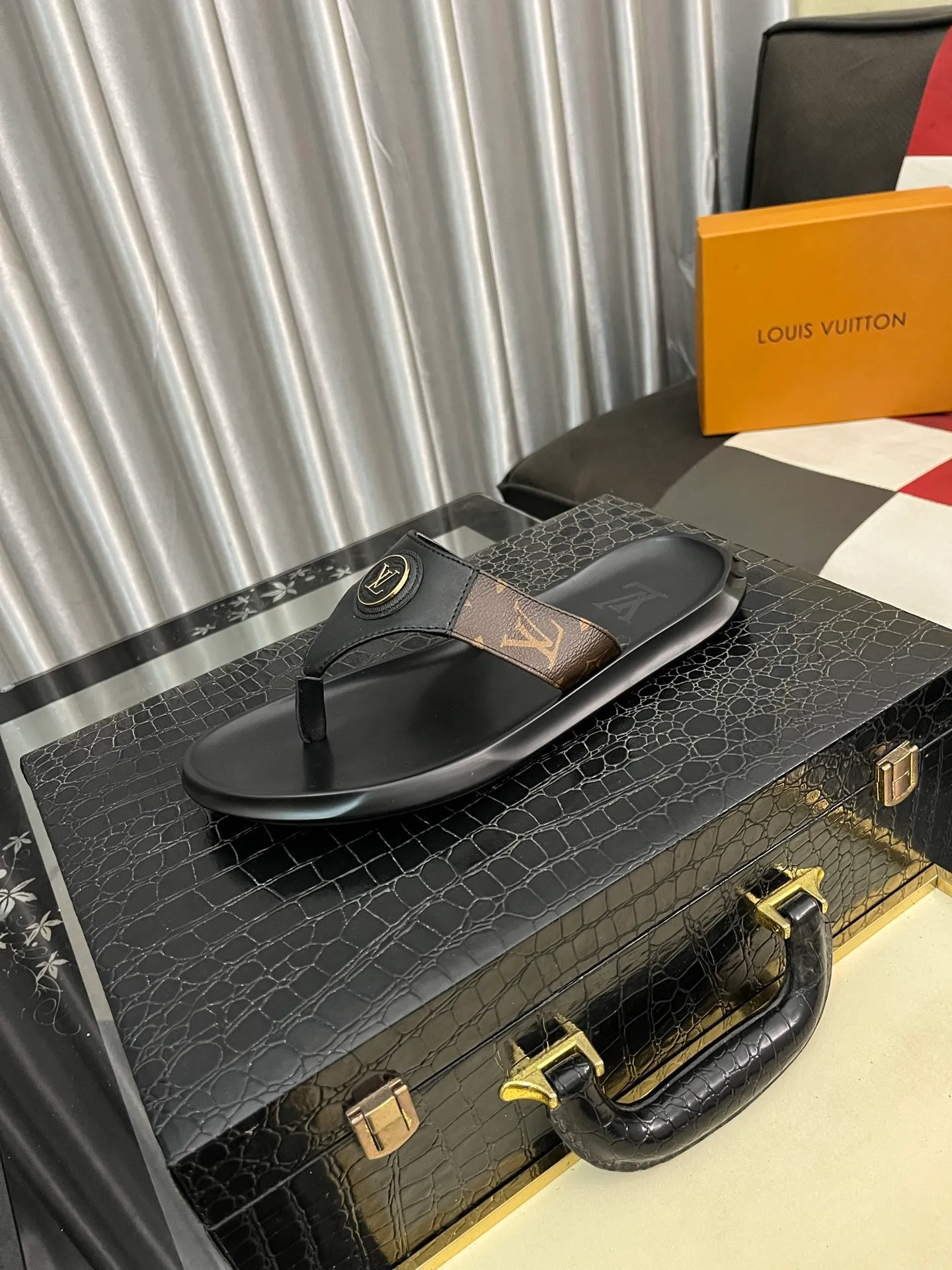 Men's shoes 💰260⌚️⌚️lv-Louis Vuitton) new men's sandals, high-end boutique, exquisite embossed logo decoration on the upper, fine workmanship, super soft soles, casual, loose and comfortable, a must-have in summer! \nsize: 38-443️⃣Colors available